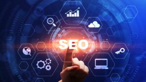Desenvolvedora trabalhando em códigos e estratégias de SEO em frente ao computador, representando a otimização técnica de sites para mecanismos de busca de ferramentas de SEO