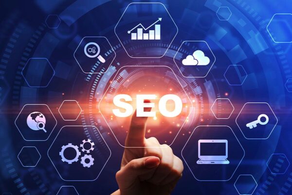 Desenvolvedora trabalhando em códigos e estratégias de SEO em frente ao computador, representando a otimização técnica de sites para mecanismos de busca de ferramentas de SEO