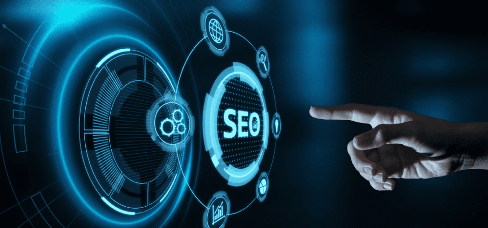 Uma visão aérea de mãos digitando em um laptop, com a palavra "SEO" em destaque no canto superior esquerdo da tela. Redes de linhas pontilhadas e ícones digitais como engrenagens, gráficos de barras ascendentes, um sinal de "check", pessoas e uma lupa cercam as mãos e o laptop, representando a conectividade e as diversas funcionalidades das ferramentas de SEO. Há também uma planta e uma xícara de café na mesa.