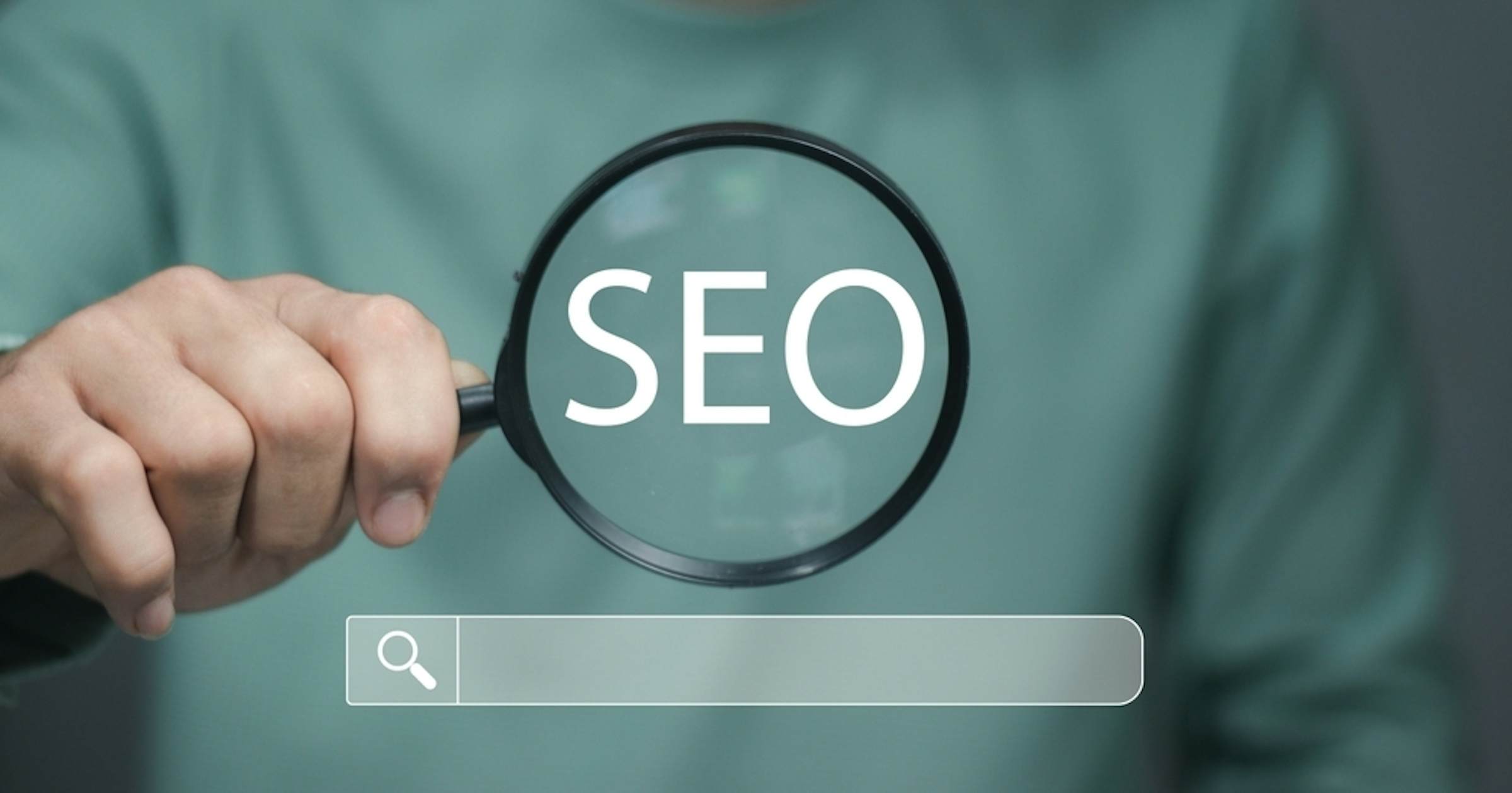 Desenvolvedora trabalhando em códigos e estratégias de SEO em frente ao computador, representando a otimização técnica de sites para mecanismos de busca de ferramentas de SEO