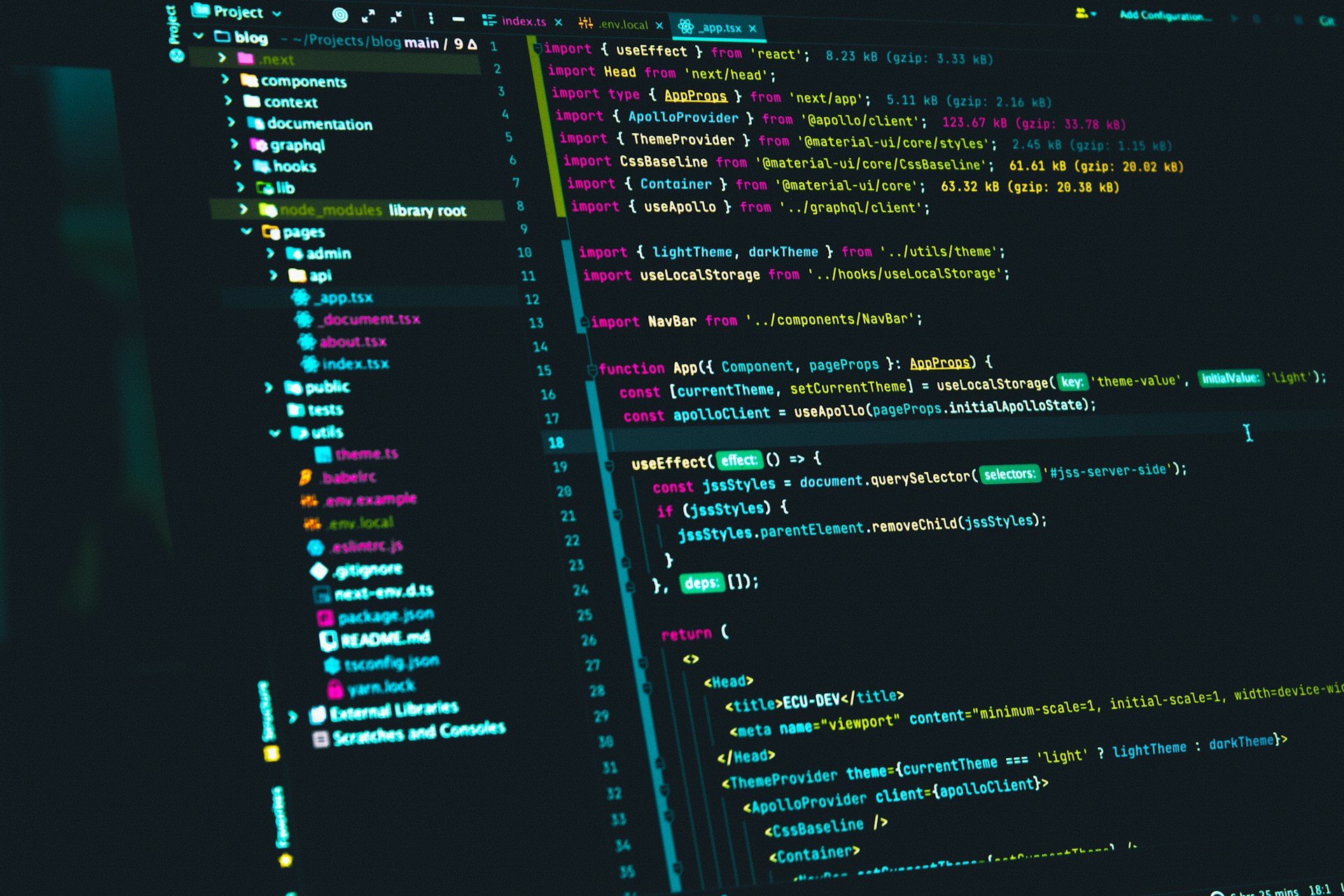 Um close-up de uma tela de computador exibindo um código-fonte colorido em um ambiente de desenvolvimento. O código parece ser em Python, com palavras-chave destacadas em azul, amarelo e outras cores. O fundo da imagem é escuro com um padrão de circuito digital sutil. A imagem representa o trabalho de programação com linguagens de programação, especificamente mostrando a sintaxe do código.