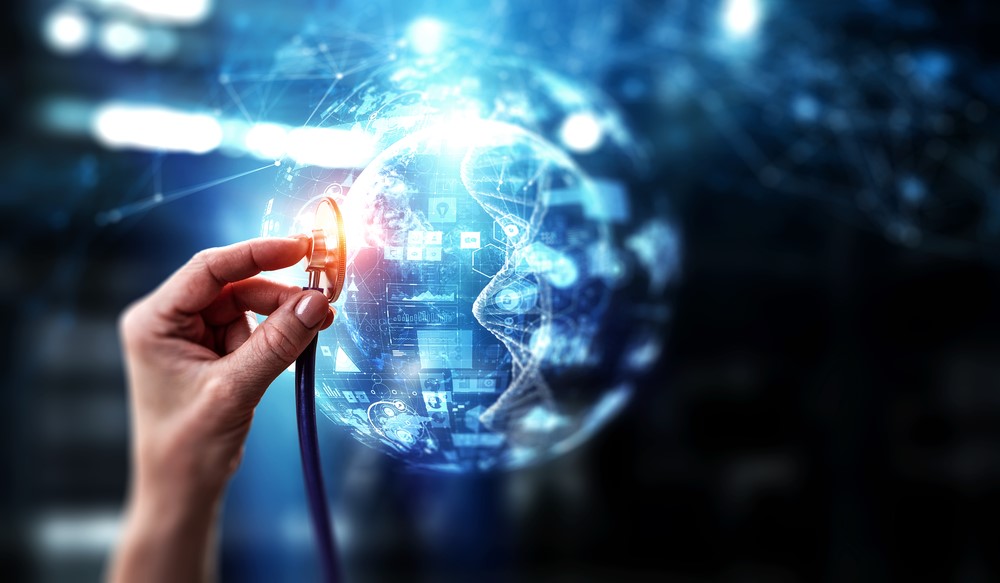 A imagem mostra uma mão segurando um estetoscópio e o encostando em um globo terrestre digital e translúcido. A superfície do globo é coberta por dados, ícones e gráficos que brilham em tons de azul. O fundo é escuro com pontos de luz e linhas conectadas, sugerindo uma rede de comunicação global. A cena simboliza a análise e o monitoramento da vasta e complexa superfície de ataque cibernético do mundo.