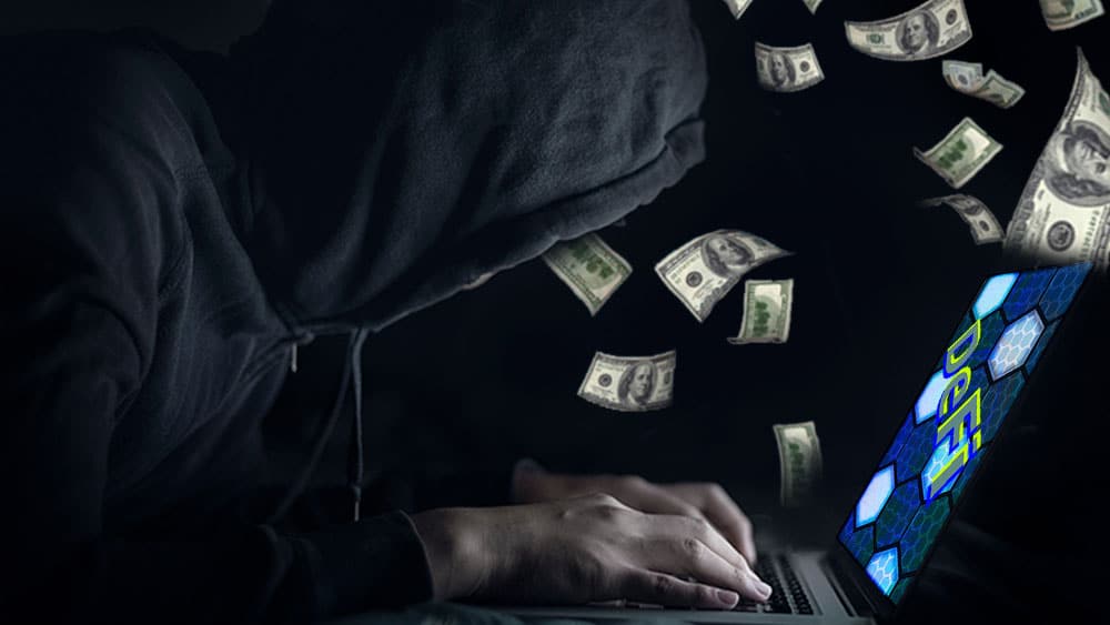 Pessoa encapuzada (hacker) em frente a um laptop com a palavra "DeFi" na tela, enquanto notas de dólar flutuam ao seu redor. A imagem ilustra o potencial e os riscos de ganhar dinheiro hackeando ilicitamente.